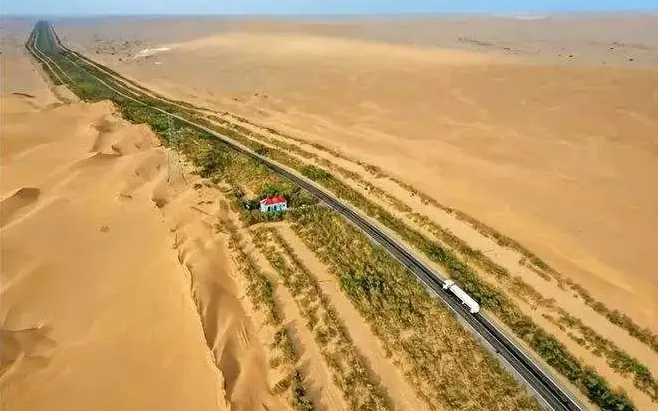 新疆塔里木沙漠公路新建86座光伏發(fā)電站全部投用