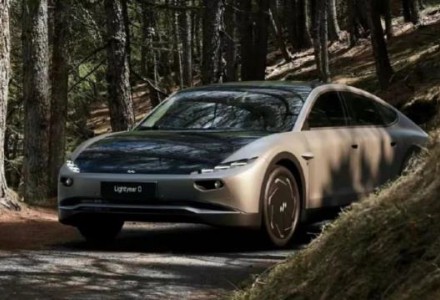 全球首款太陽能電動車即將量產，兩個月不充電也能跑？