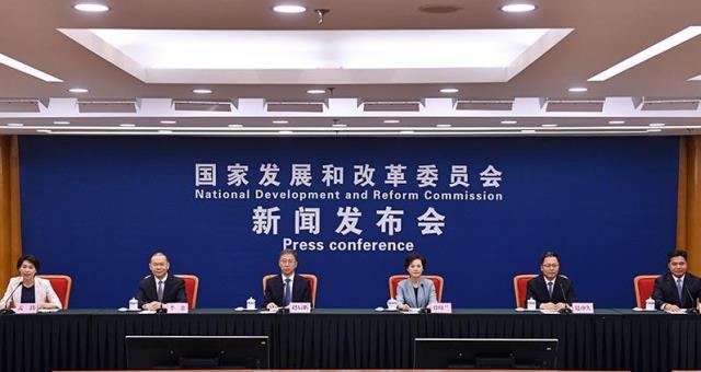 國家發(fā)改委:加快大型風(fēng)電光伏基地建設(shè)!抓緊建設(shè)一批核電、水電項(xiàng)目!