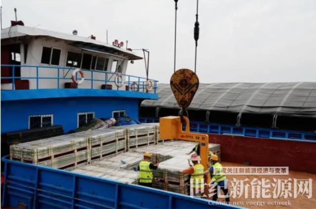 荊州港順利完成首批光伏玻璃成品裝載發(fā)運(yùn)