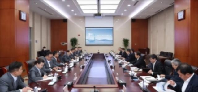 曹仁賢一行拜會中國華能集團董事長溫樞剛