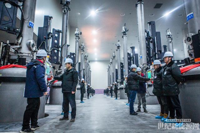 天合青海基地首根210+N單晶硅棒成功下線!