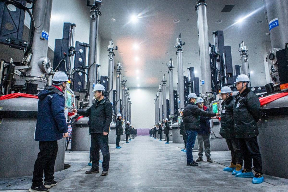 喜訊|天合光能青海基地首根210+N單晶硅棒成功下線!
