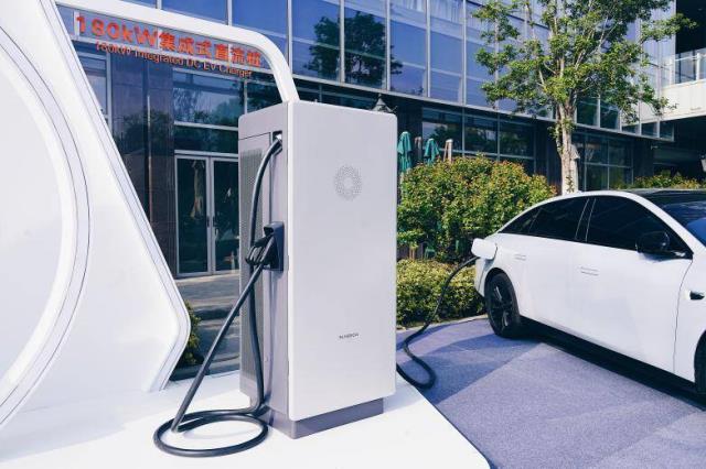 IP65超高防護等級 | 陽光電源推出全球首款180kW集成樁