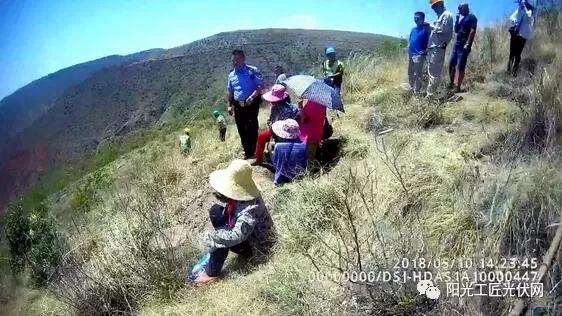 又雙叒叕一起！村民阻攔光伏電站施工不聽勸被民警強制帶離