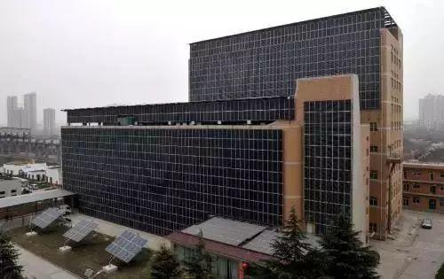 厲害 | 光伏現在不僅搶屋頂，還開始爬上墻了！