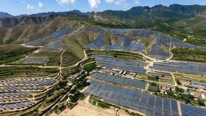 欣賞：耗資88億，綿延40公里的世界上最大光伏電站！