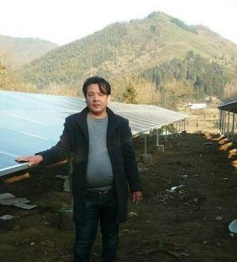 一塊塊閃亮的“藍板板” 成了貧困戶的“金罐罐”怎么謝你 讓我每年有固定有幾千元收入！
