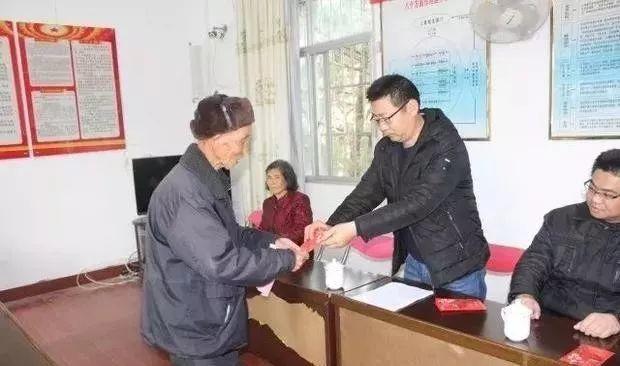 分紅了！明溪瀚仙鎮(zhèn)龍湖村貧困戶首次領(lǐng)到光伏電站收益分紅