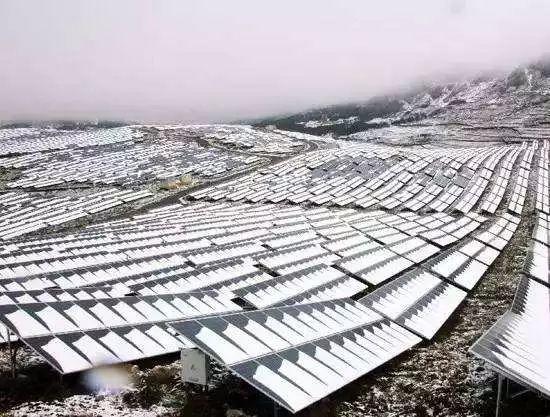 這種不合格的光伏電站別裝了，下大雪全倒塌了
