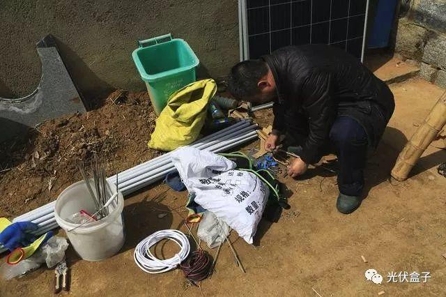 安裝這個(gè)面積的光伏板大約投資三萬(wàn)元左右，四年內(nèi)可以收回成本！