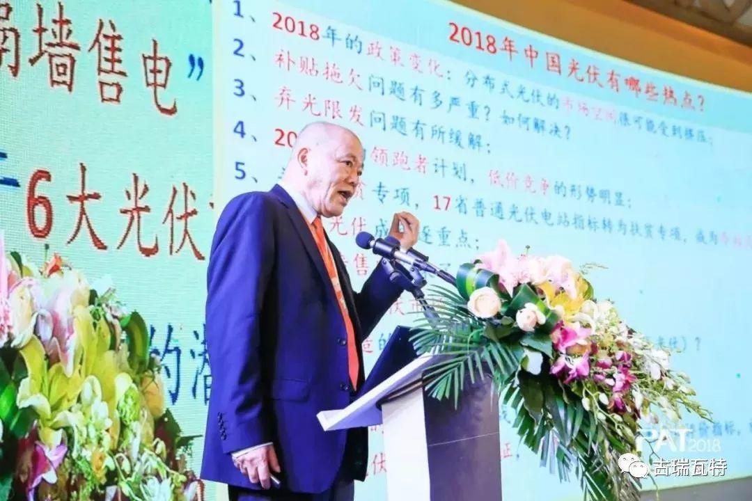 昨天火的不止那位女記者，還有這位“光伏天王”！